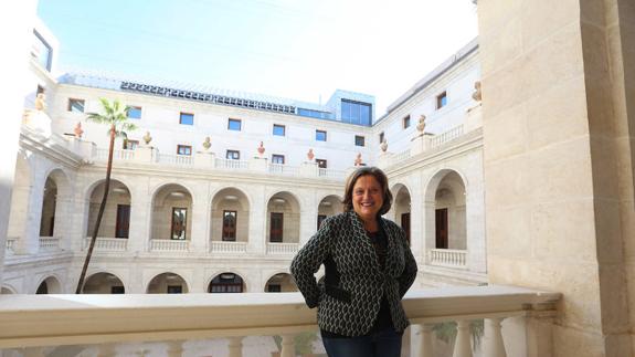 María Morente, directora del Museo de Málaga, en la galería de la primera planta del edificio neoclásico proyectado en 1788 por el arquitecto Manuel Martín Rodríguez