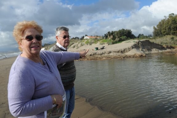 Susanne Stamm y su marido, Fernando Piquer, en el nuevo cauce del arroyo Real de Zaragoza que ha engullido parte de masa dunar. :: j-lanza