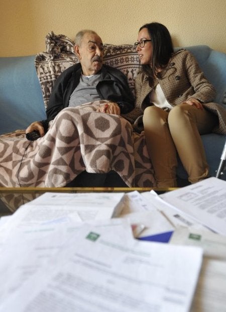 «Estoy desesperada, necesito ayuda con mi padre enfermo»