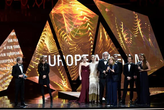 El equipo de 'Toni Erdmann', con Maren Ade en el centro, recoge el premio a mejor película europea. :: MACIEJ KULCZYNSKI / efe