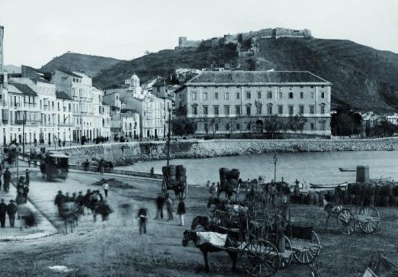 Vista del puerto y la Aduana, hacia 1880.