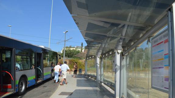 Uno de los autobuses, en la parada del Hospital Comarcal.
