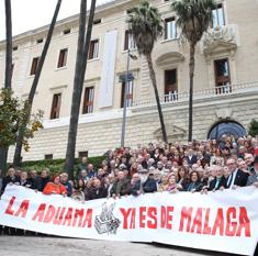 SUR convocó a más de 200 personas que reivindicaron el uso museístico del Palacio de la Aduana y posaron con la pancarta que reza ‘La Aduana ya es de Málaga’.