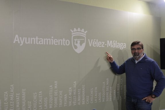 El concejal de Secretaría, Juan Carlos Márquez, junto al logotipo municipal con el guión restituido. :: e. c.
