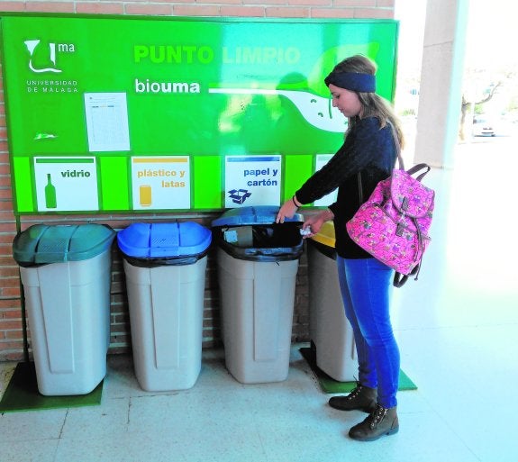 Una estudiante utiliza los contenedores de reciclaje ubicados en  uno             de los 'puntos limpios' de la UMA. martos