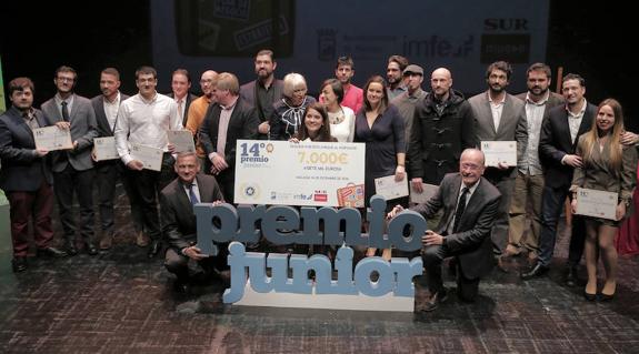 Los finalistas y organizadores, al término de la gala celebrada en el Teatro Echegaray.