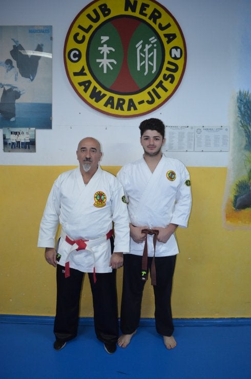 Villena, junto a su entrenador Manuel Prados, en el gimnasio del Club Yawara-Jitsu Nerja. :: e. cabezas
