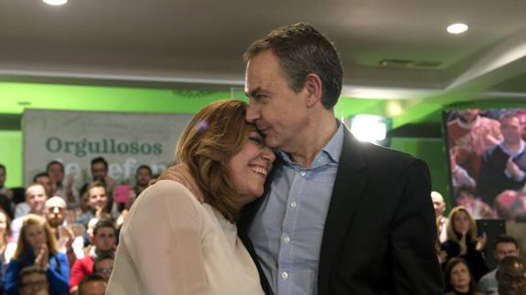 Díaz y Zapatero se abrazan, ayer, durante el acto de los socialistas andaluces en Jaén.