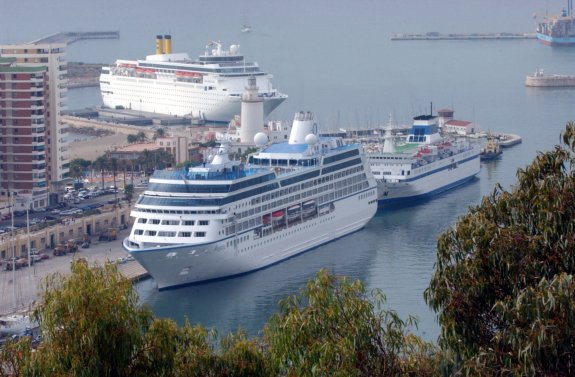 Cruceros, atracados en el Puerto de Málaga, que prevé 300 escalas para el próximo año. 
