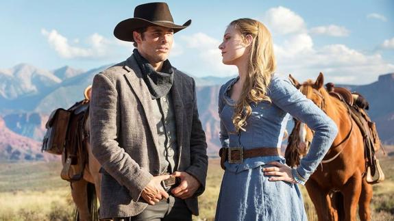 James Marsden y Evan Rachel Wood, en una escena de la serie ‘Westworld’.