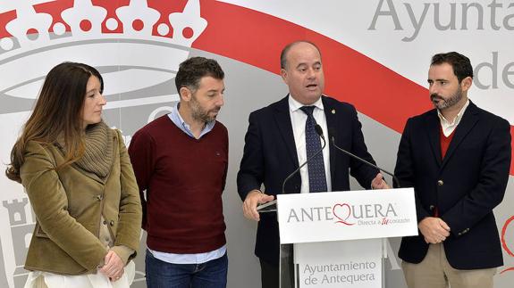 Los concejales Teresa Molina, Juan Rosas, el alcalde Manuel Barón y José Ramón Carmona, tras el anuncio.