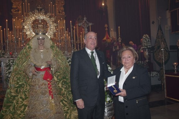 Carlos López entrega la medalla de oro. :: eduardo nieto