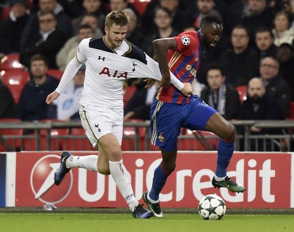 Traoré intenta marcharse de Dier en un reciente Tottenham-CSKA Moscú de la Champions. :: efe