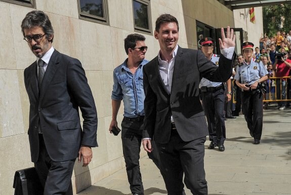 Lionel Messi, junto a su hermano Rodrigo y el abogado Cristobal Martell, en los juzgados de Gavá. :: afp