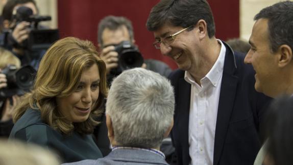 Susana Díaz conversa con Juan Marín y el resto del grupo parlamentario de Ciudadanos tras la aprobación de las cuentas andaluzas. 
