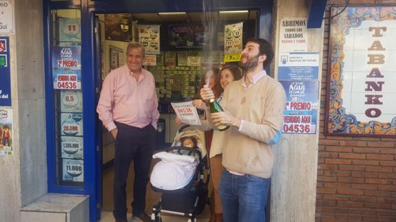 En la administración de lotería de la avenida Condes de San Isidro, en Fuengirola, celebran en segundo premio.