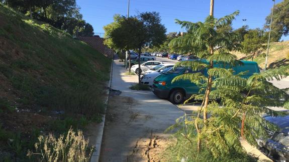 Un acceso al campus descuidado
