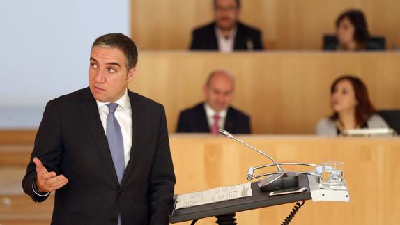 Bendodo, ayer, durante la defensa de los presupuestos . 