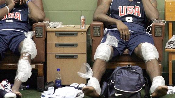 Lebron James se aplica hielo en rodillas, cuádriceps y tobillos tras un partido de la selección de baloncesto de Estados Unidos.