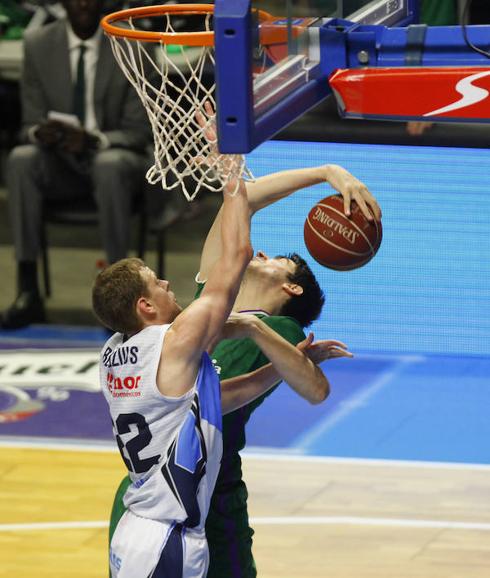 Bendzius y Suárez pelean por un rebote. 