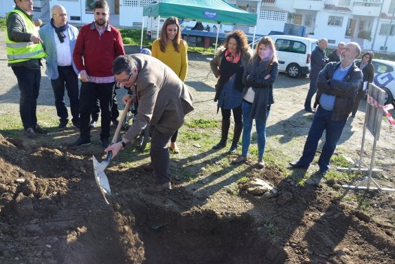COLOCAN LA PRIMERA PIEDRA DE LA GUARDERÍA DE CALETA