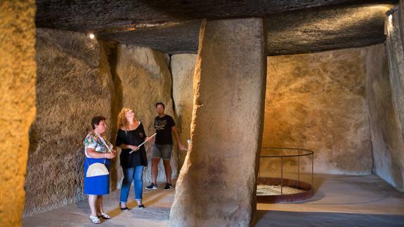 Visitantes en el Sitio de los Dólmenes de Antequera este verano.