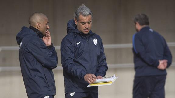 Romero atiende un comentario del segundo entrenador, Sergio Pellicer, durante la sesión de entrenamiento del martes.