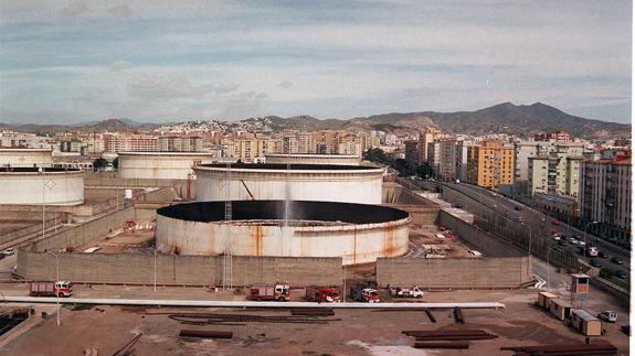 Imagen de archivo de los depósitos de Repsol, que fueron desmantelados en el año 2000. 