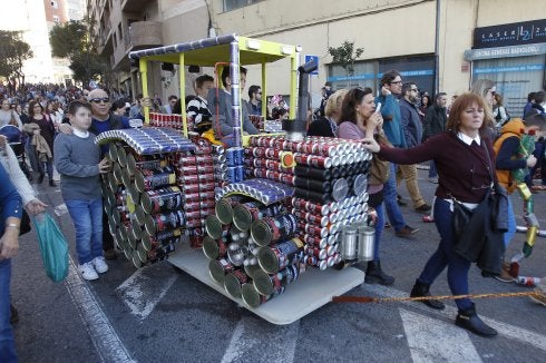 Tractor de latas. :: efe