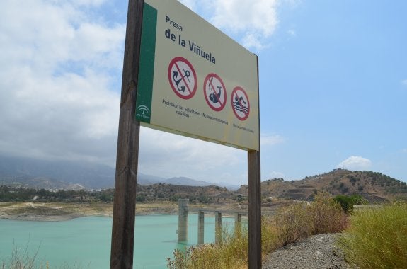 Axaragua suministra agua de La Viñuela a 14 pueblos de la Axarquía. :: E. C.
