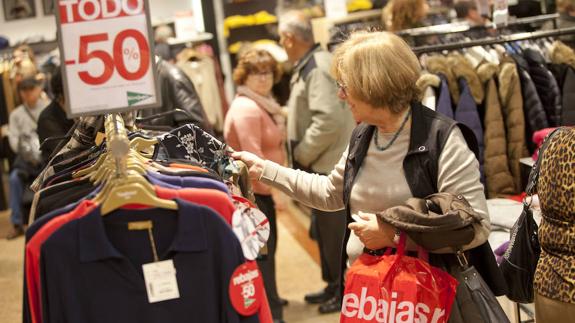 Los malagueños se gastarán una media de 96 euros durante las rebajas de invierno.