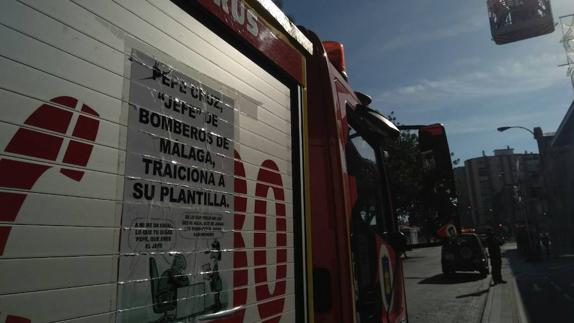 Los camiones de bomberos llevan carteles contra el jefe del Cuerpo. 