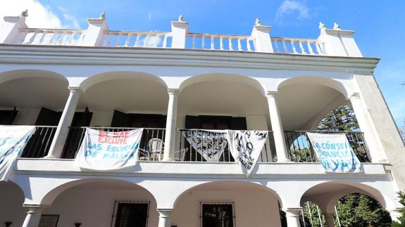 Fachada de La Cónsula, con pancartas durante una protesta pasada. 