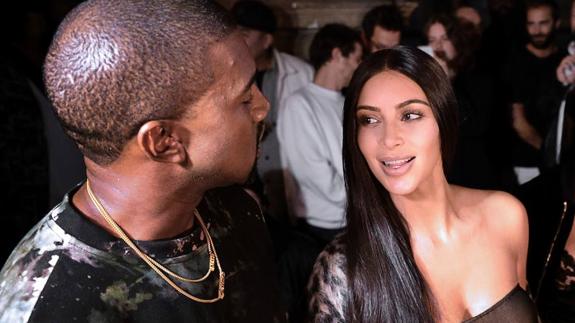 Kim Kardashian y Kayne West en la Semana de la Moda de París, días antes del asalto que sufrió la ‘celebrity’ en la capital francesa.