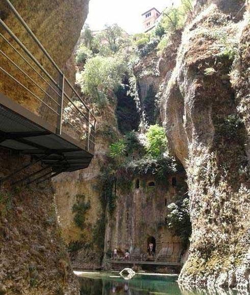 Recreación de la pasarela en la garganta del río Guadalevín.