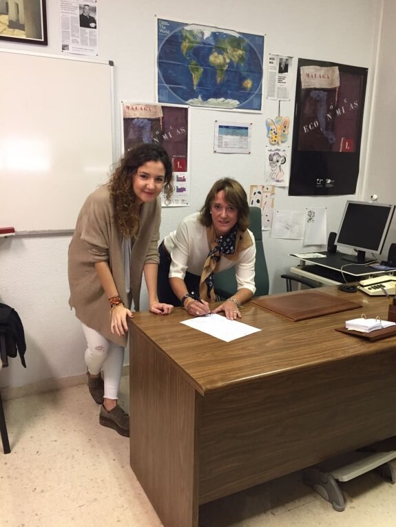 Claudia Marín, estudiante de la Universidad de Logroño, firmando el acuerdo con Lourdes Rey, una de las coordinadoras SICUE de la UMA. :: Crónica