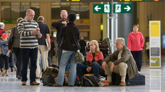 Turistas extranjeros transitan por el aeropuerto de Málaga.