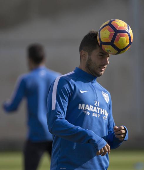 Jony cabecea un balón en un entrenamiento del equipo.