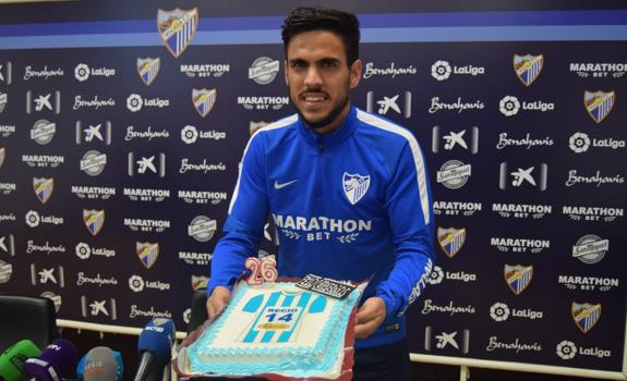 El futbolista, que hoy cumple 26 años, durante la rueda de prensa con una tarta.