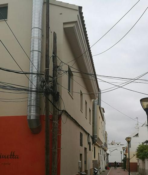 Mucho cable colgando