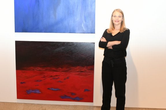 Cecilia Noriega-Bozovich posa delante de una de sus obras en Marbella. :: josele-lanza