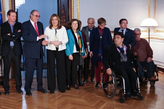 Susana Díaz se reunió ayer con representantes de personas con discapacidad. :: julio muñoz. efe