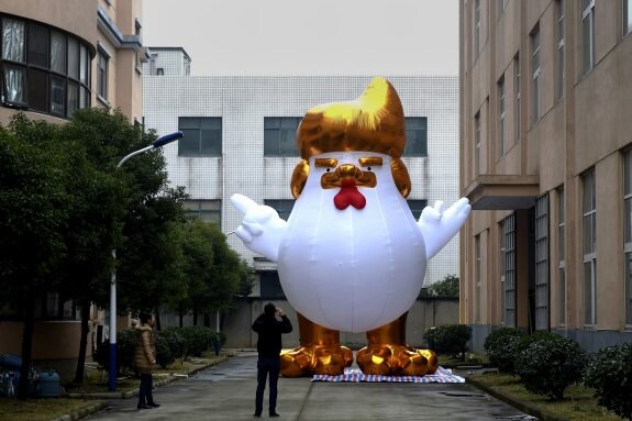 Con motivo del año nuevo chino, una empresa fabrica en la ciudad de Jianxing gallinas gigantes hinchables que representan a Trump. 