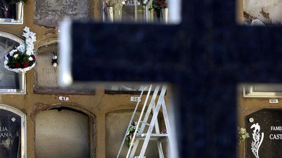 Nichos en un cementerio (archivo).