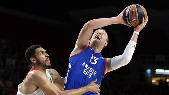 Omic, a la derecha, intenta una canasta en un partido con el Efes esta temporada.