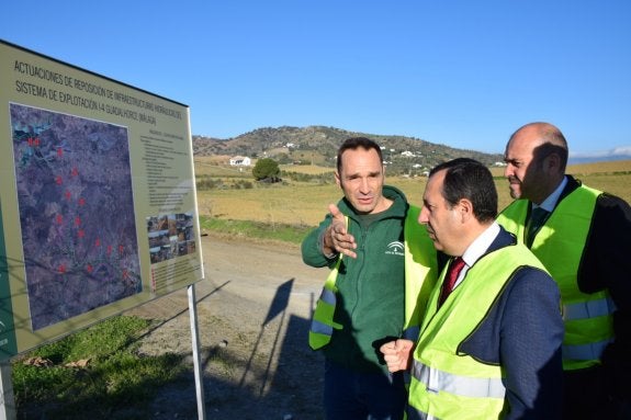 Ruiz Espejo informó de estas inversiones junto a varios de los alcaldes de la zona. 