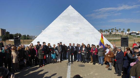 Imagen del acto celebrado junto al mausoleo en forma de pirámide. 