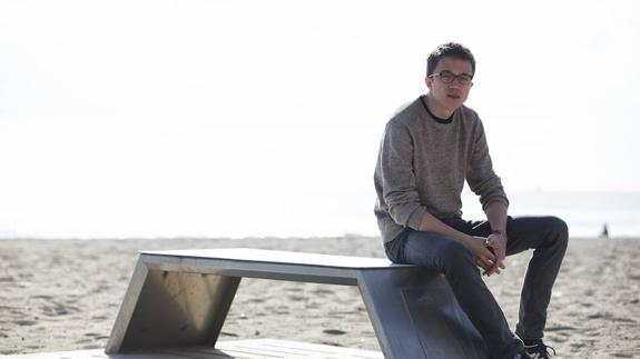 Errejón sentado en un banco de la playa de la Misericordia de la capital el pasado sábado después de la entrevista con este periódico