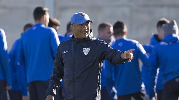 Romero, al frente del entrenamiento de ayer en el Anexo.