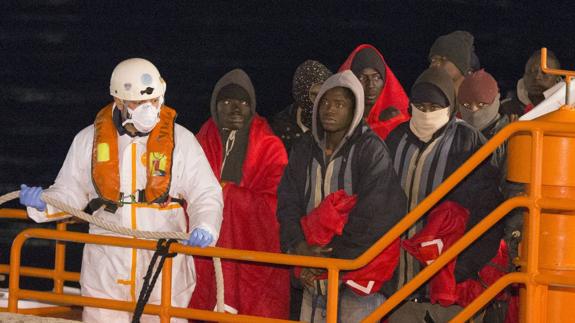 Imagen de la llegada al Puerto de Málaga de los últimos inmigrantes rescatados. 